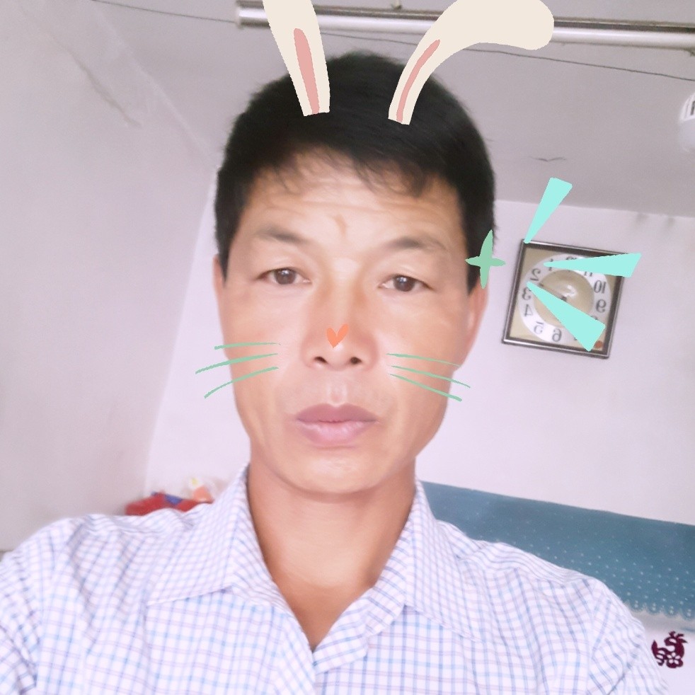 恬静深拥草莓的照片