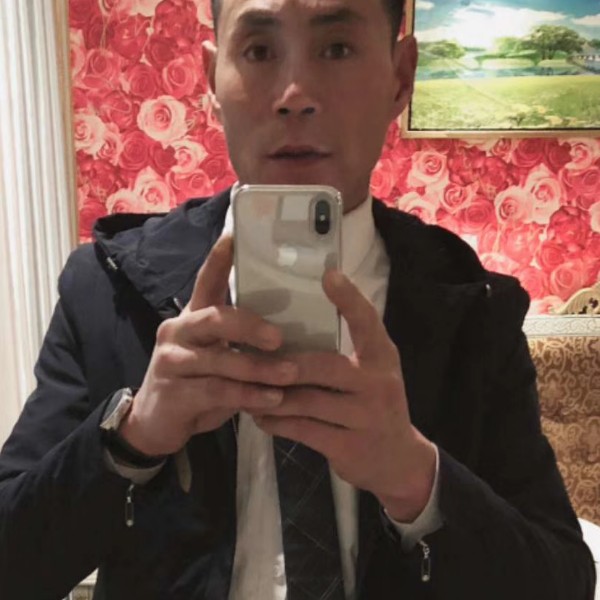 英俊拿钥匙的照片
