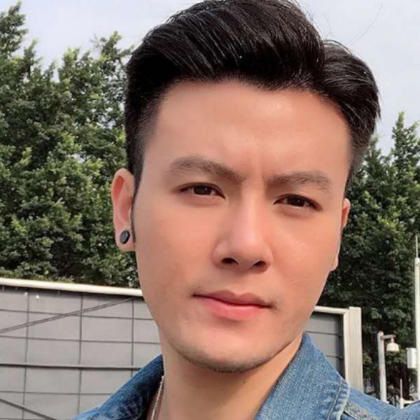 半夏挽手曾经的照片