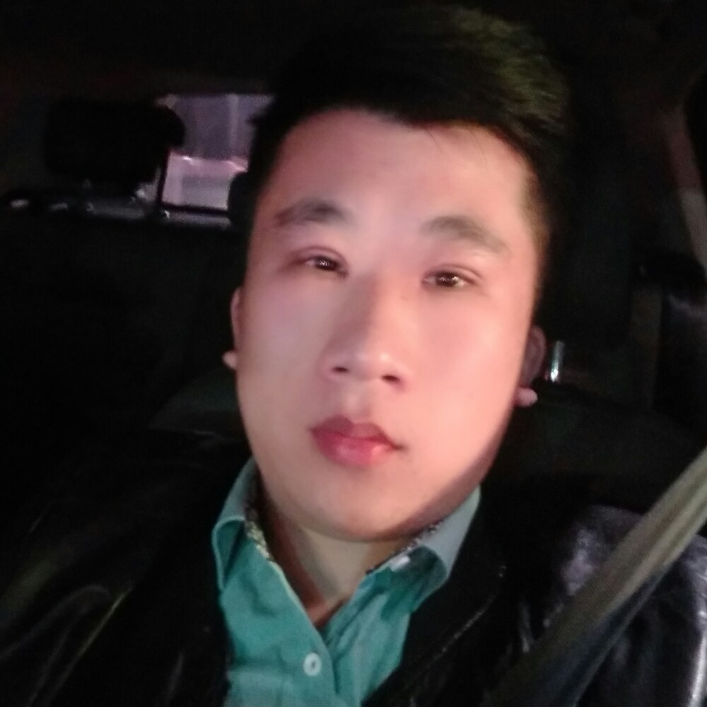 年轻扯路灯的照片
