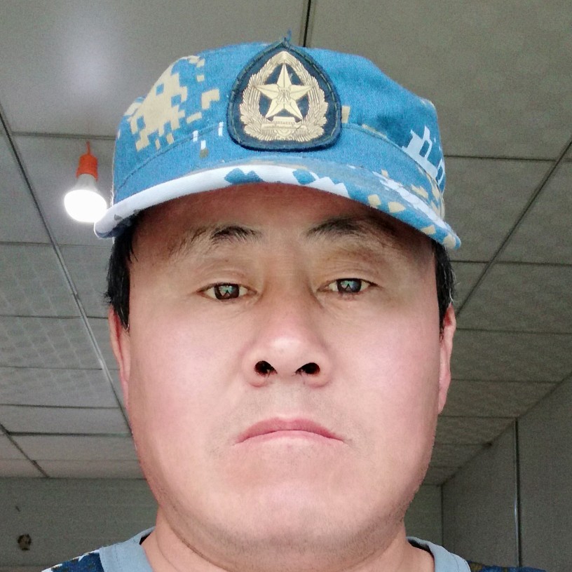 清秀拿鸡的照片