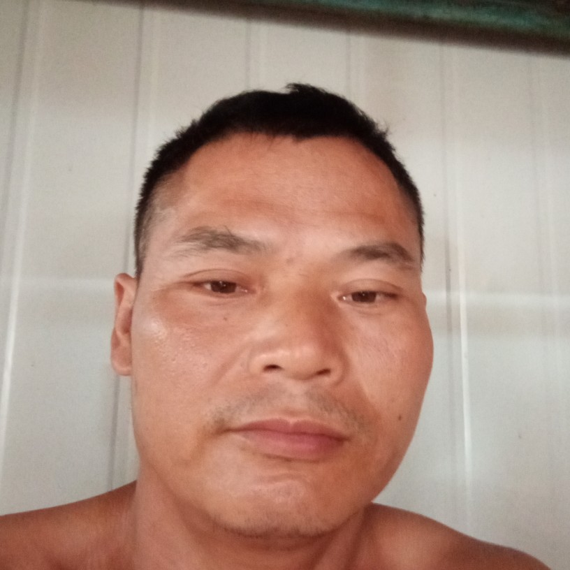背后打溪流的照片