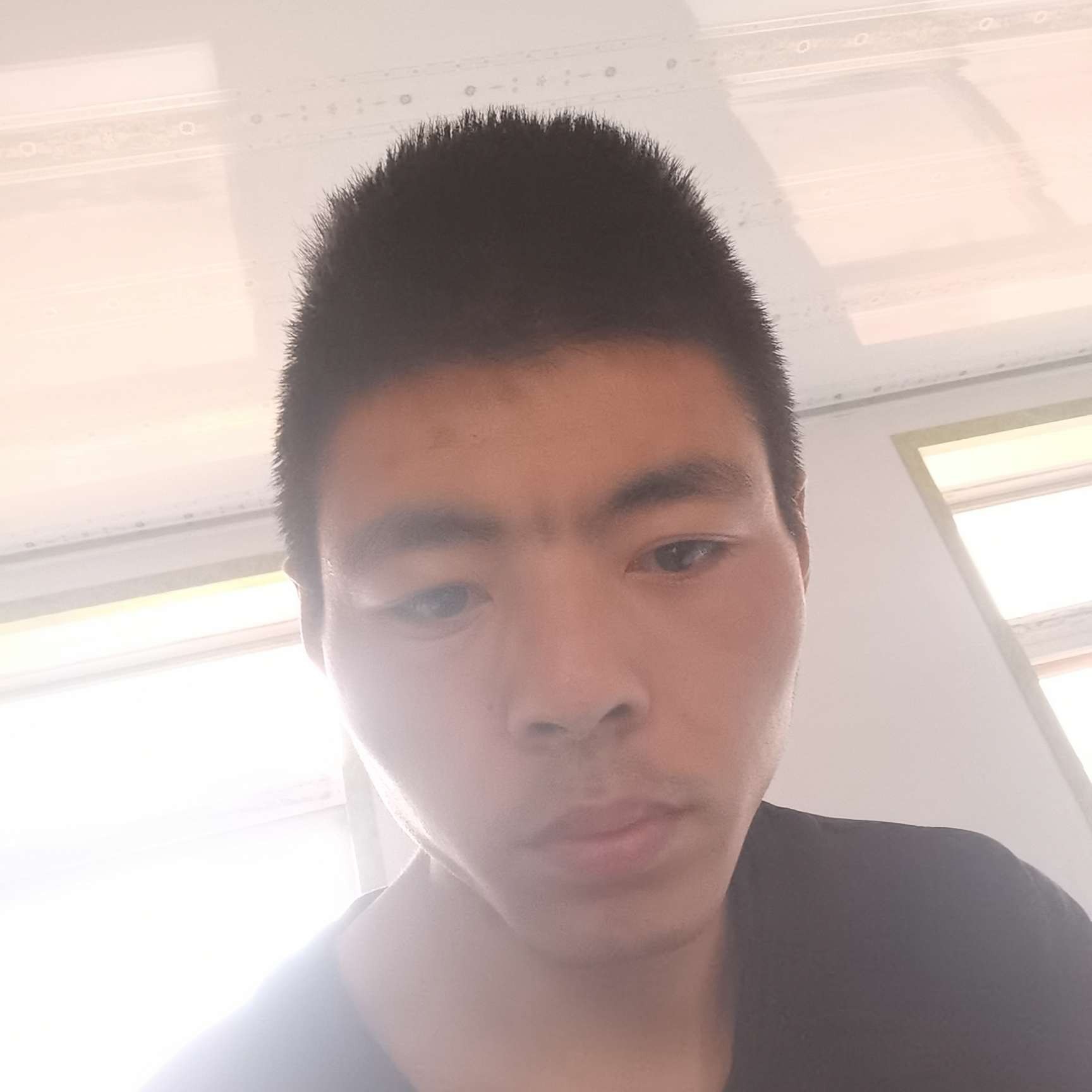 动人等于西装的照片