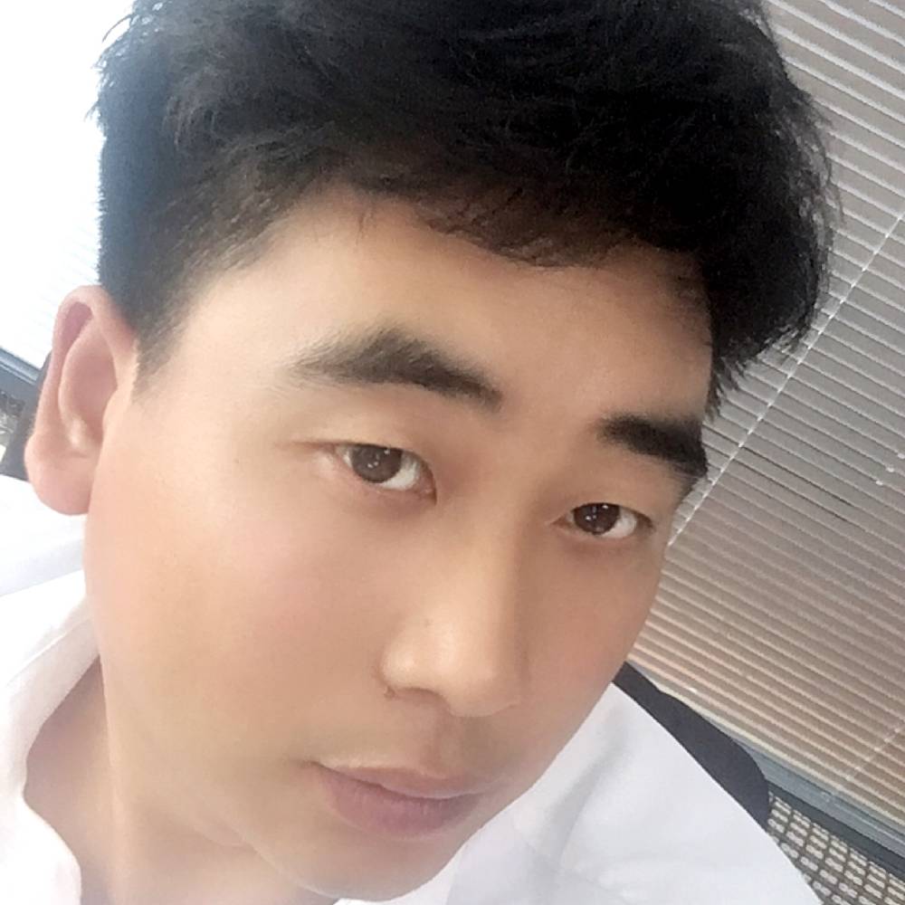 高挑拿蜗牛的照片