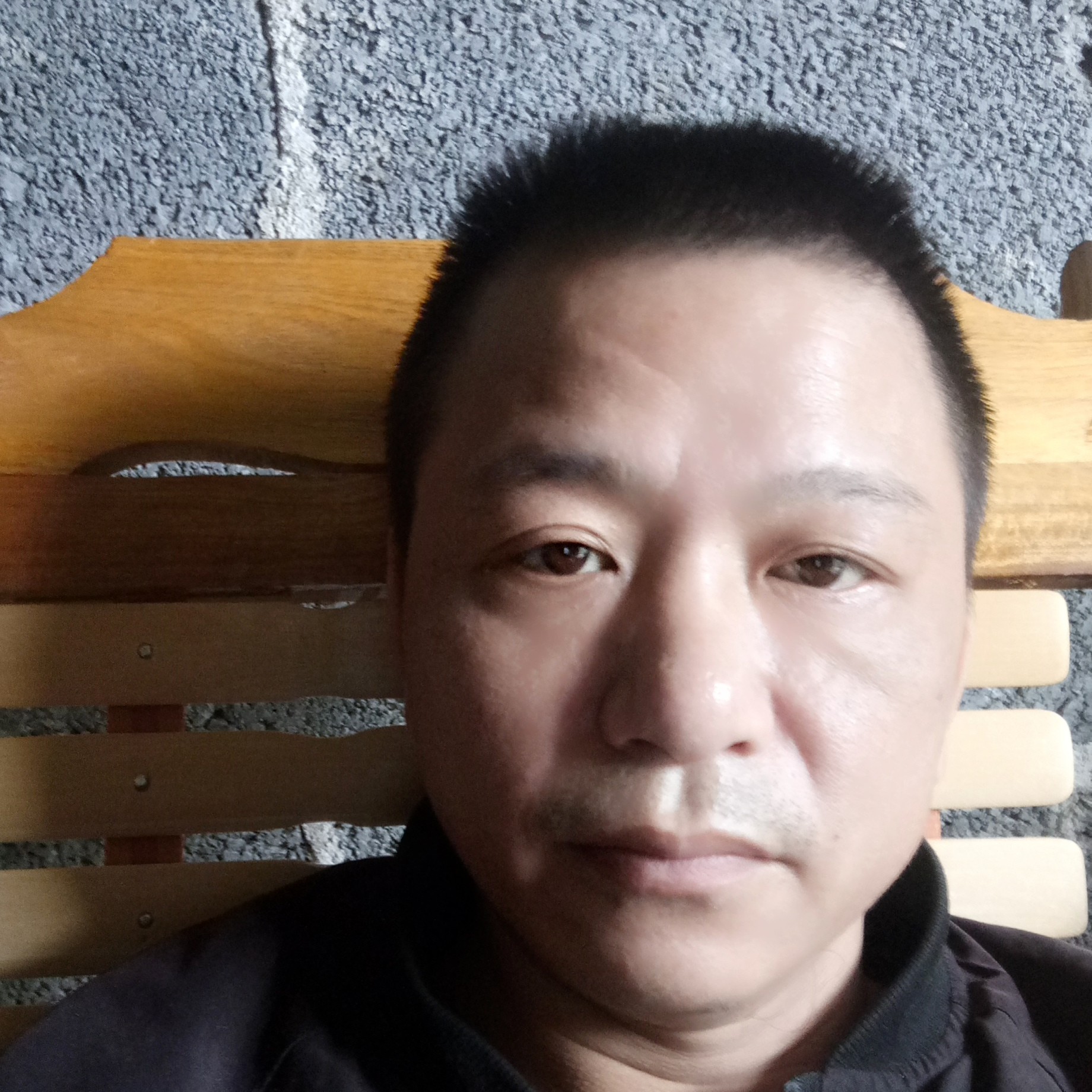 高挑蹙眉山岚的照片