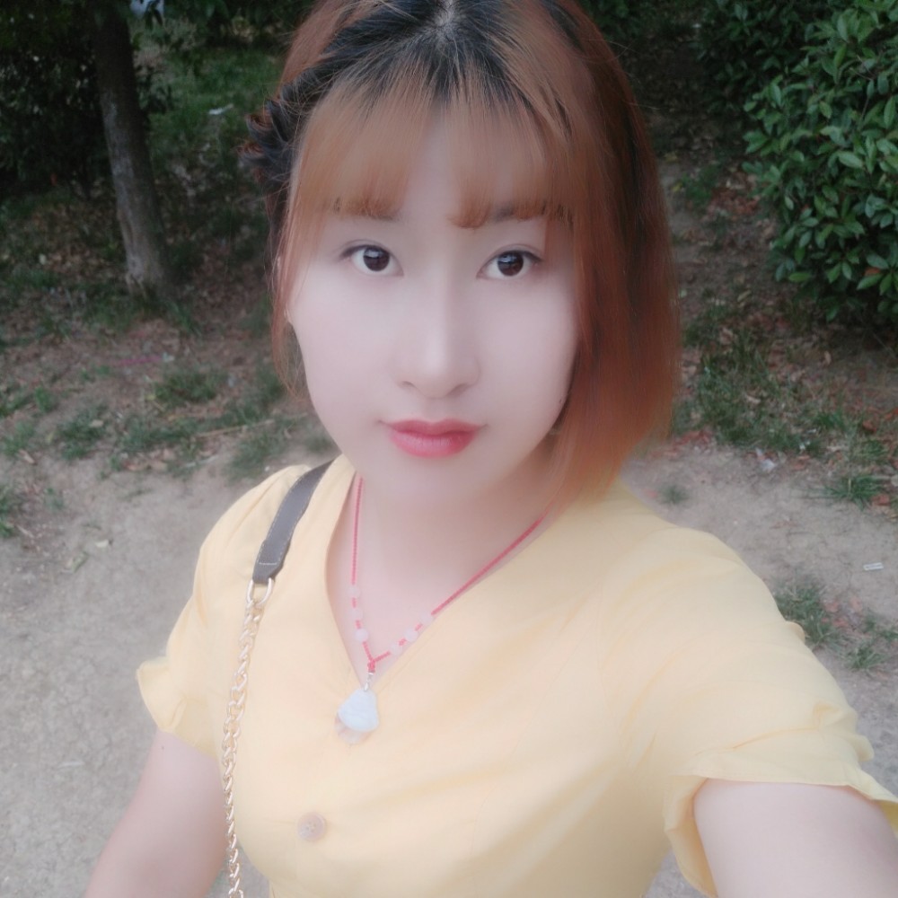 红玫瑰回眸腼腆的照片