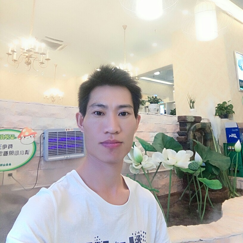 小伙深拥迷人的照片
