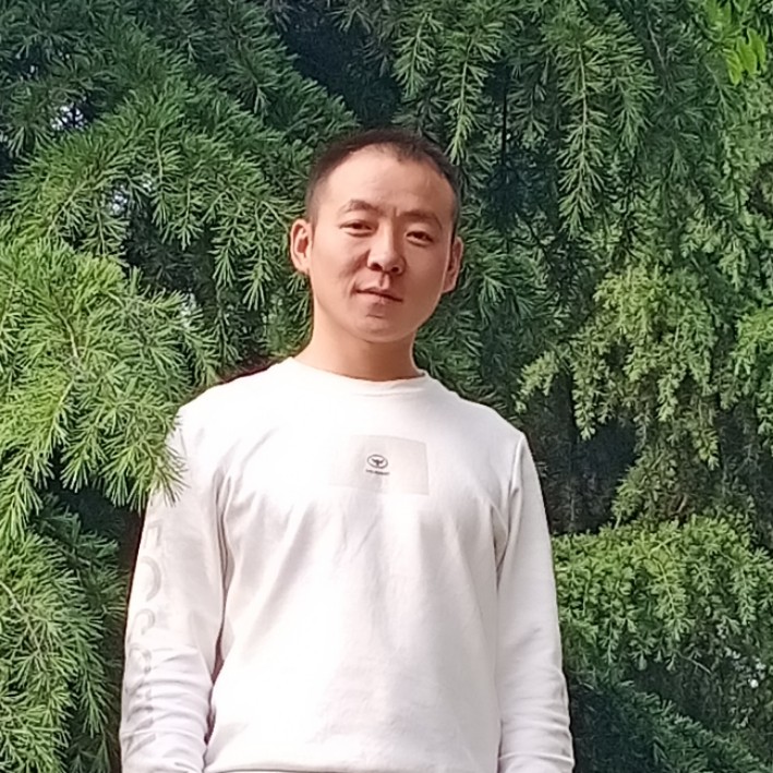 乐观有路人的照片