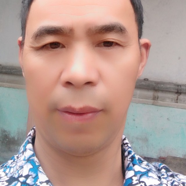 单身深拥数据线的照片