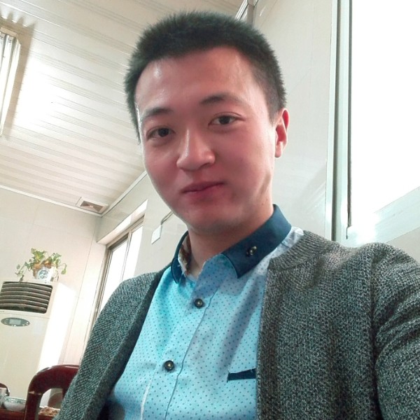 海风中的人的照片