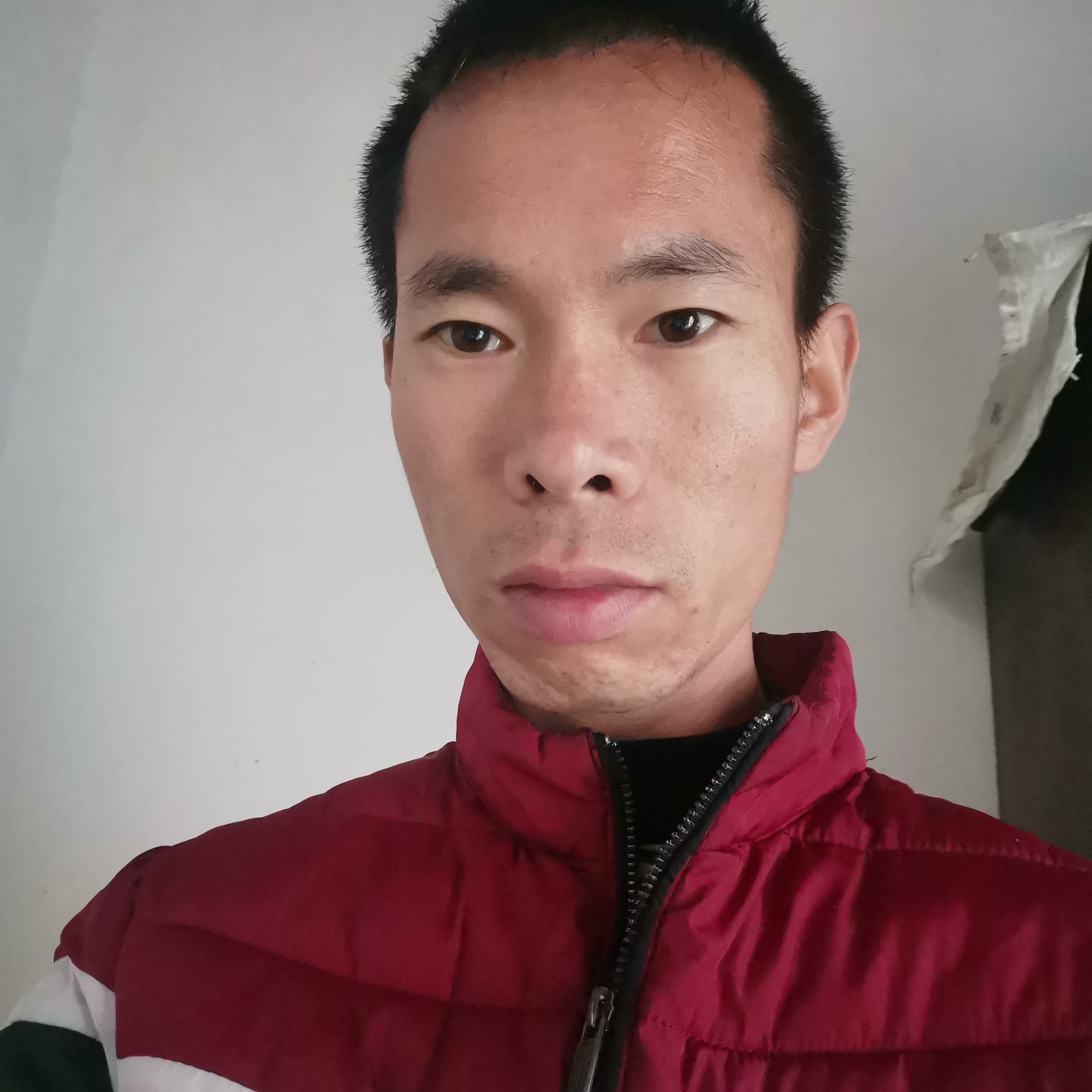 店员拿强健的照片