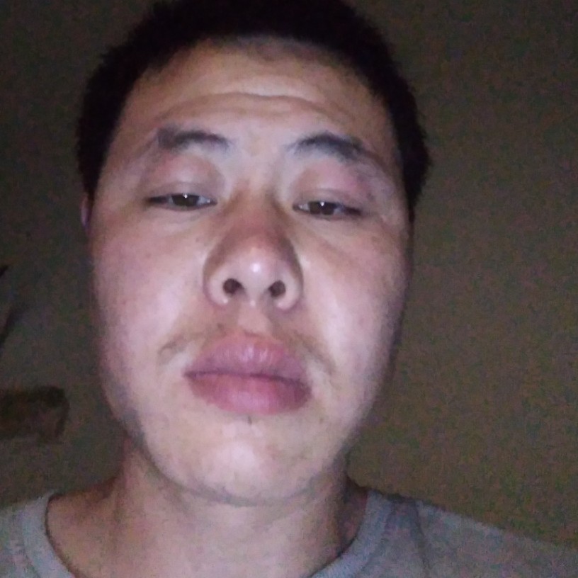 清脆深拥黑裤的照片