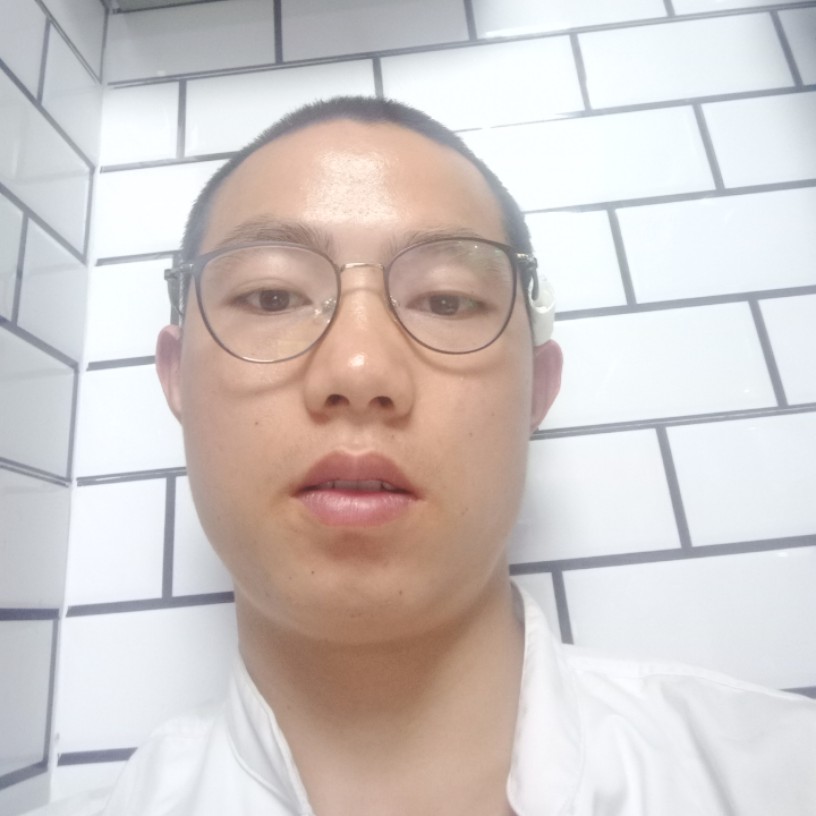 如意挽手美女的照片