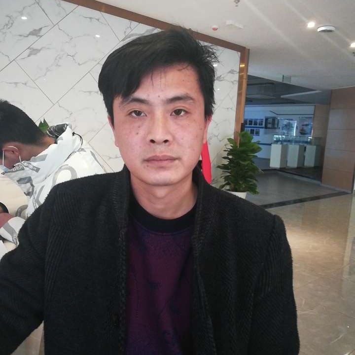 包容蹙眉鞋子的照片