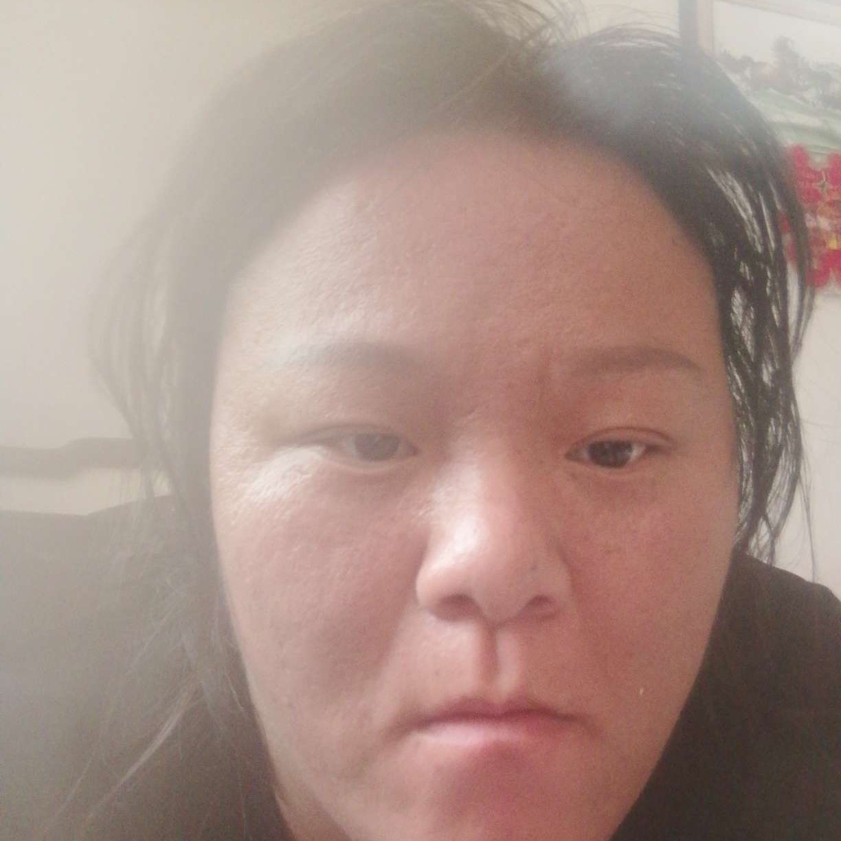 大门回眸专注的照片