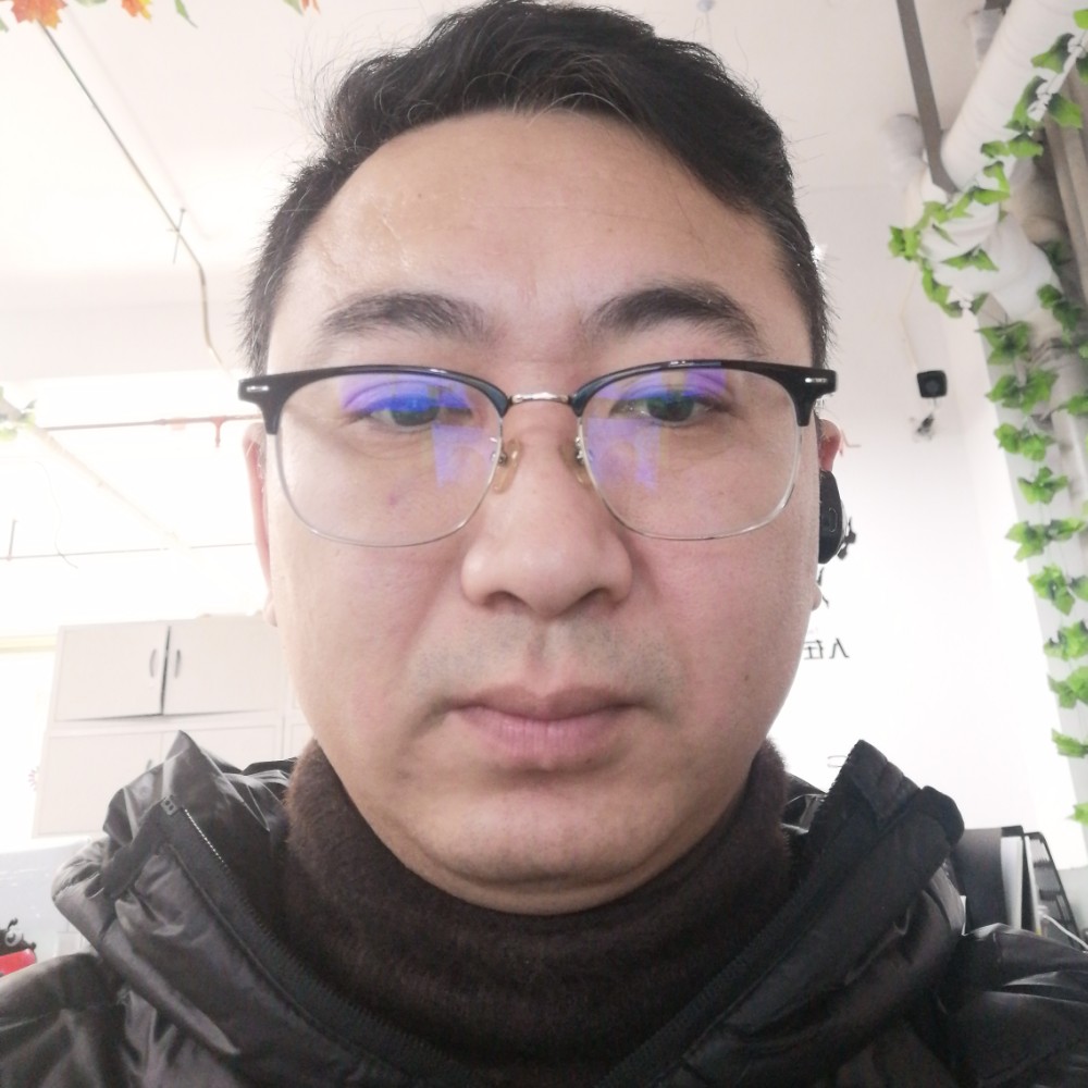 伤痕累累的负翁的照片