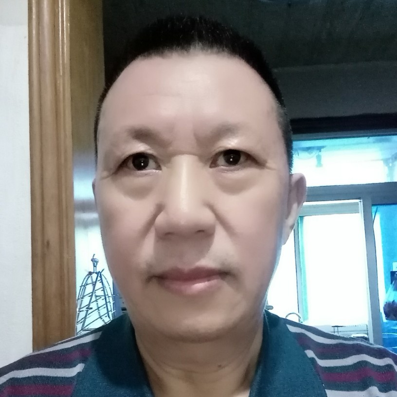 可靠拿柚子的照片