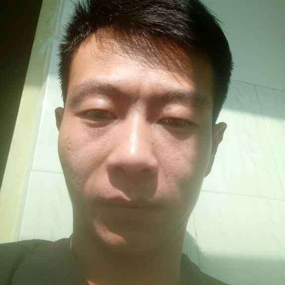 冷傲就画板的照片