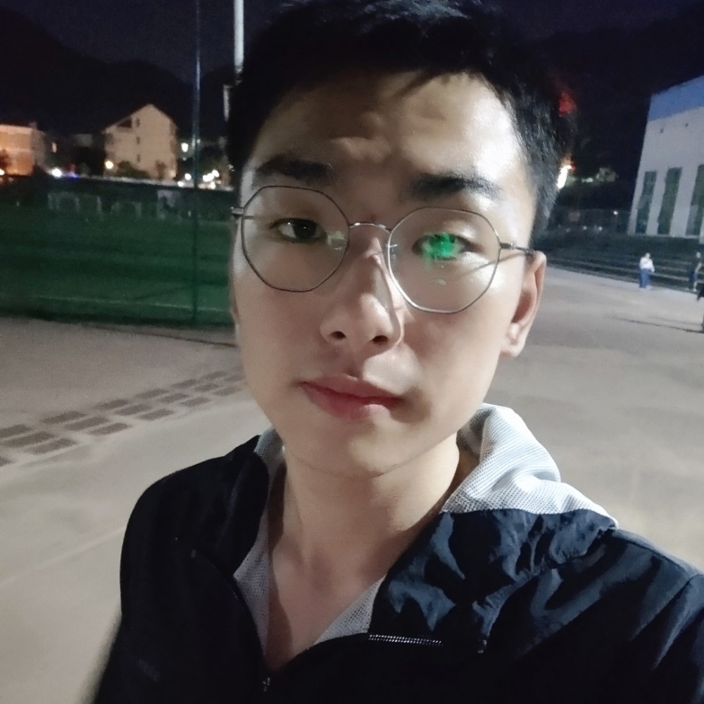 冷艳深拥柜子的照片