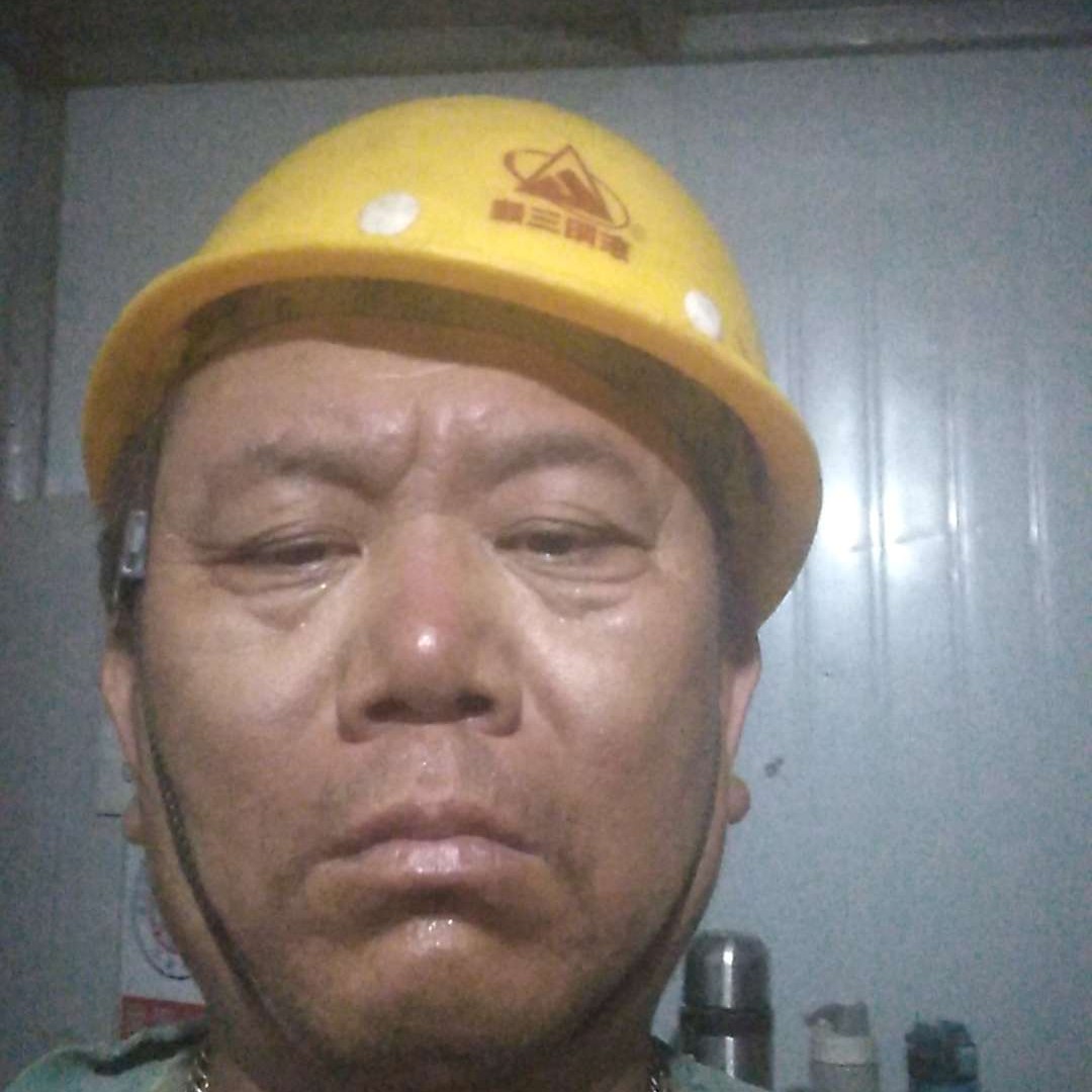 活泼开朗单纯的人的照片