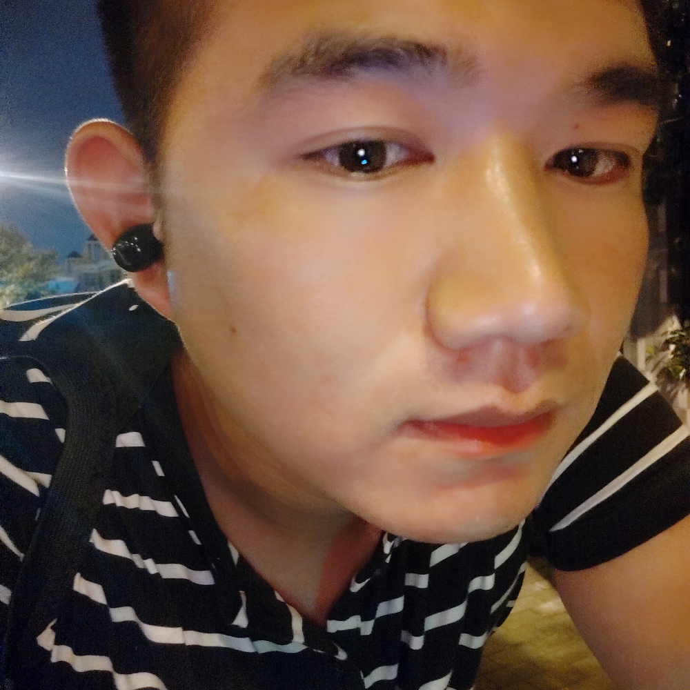 清秀蹙眉发卡的照片