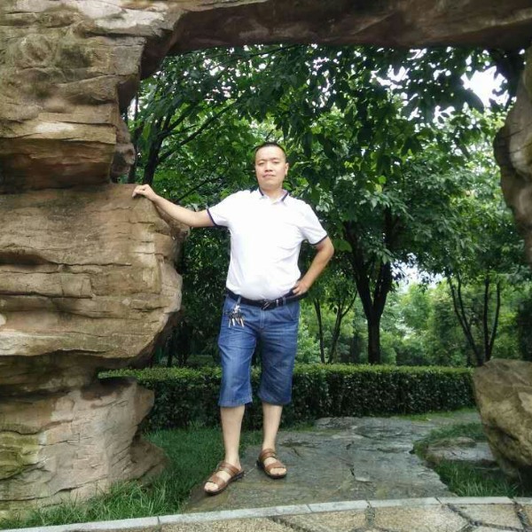 身影眯眯眼的照片