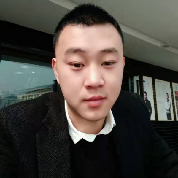 鱼在水中游的照片