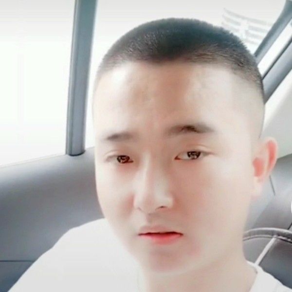 总导演A的照片