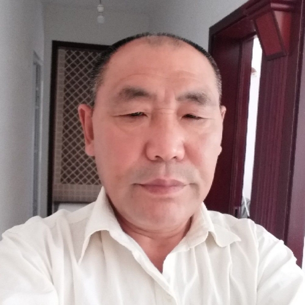 从风浪中走过的人的照片