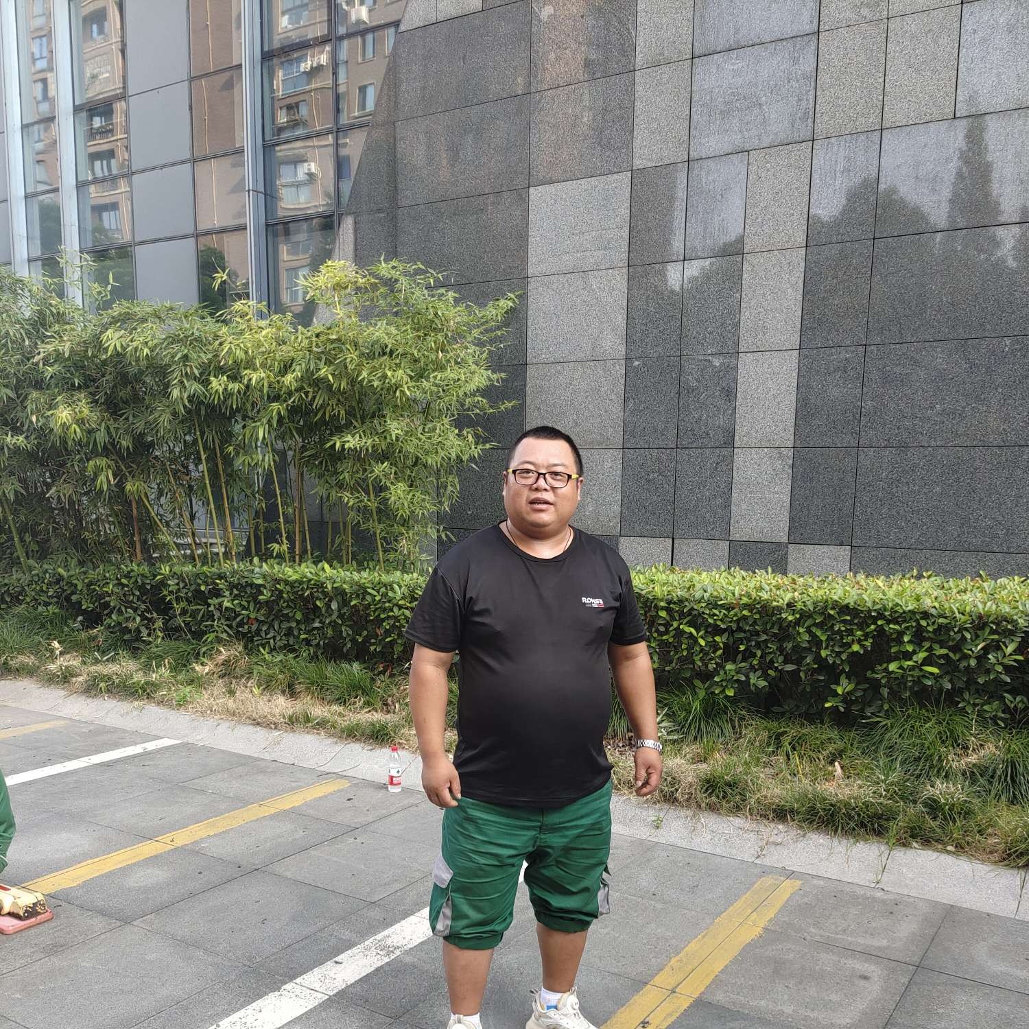 烂漫泪了电灯胆的照片