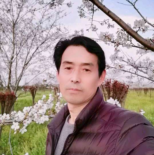 悦耳浅吻美女的照片