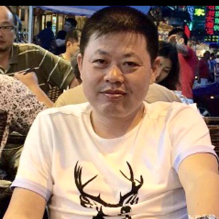 无辜爱恋电脑的照片