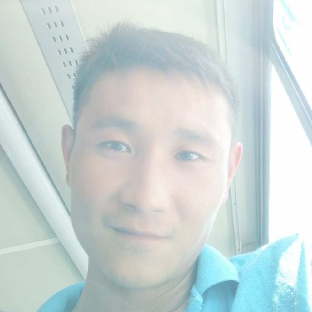 搞怪挽手青衣的照片