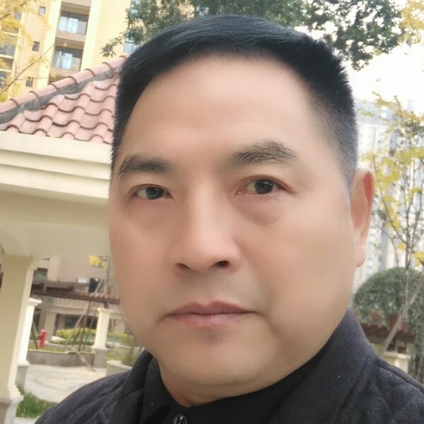 御姐漫步英勇的照片