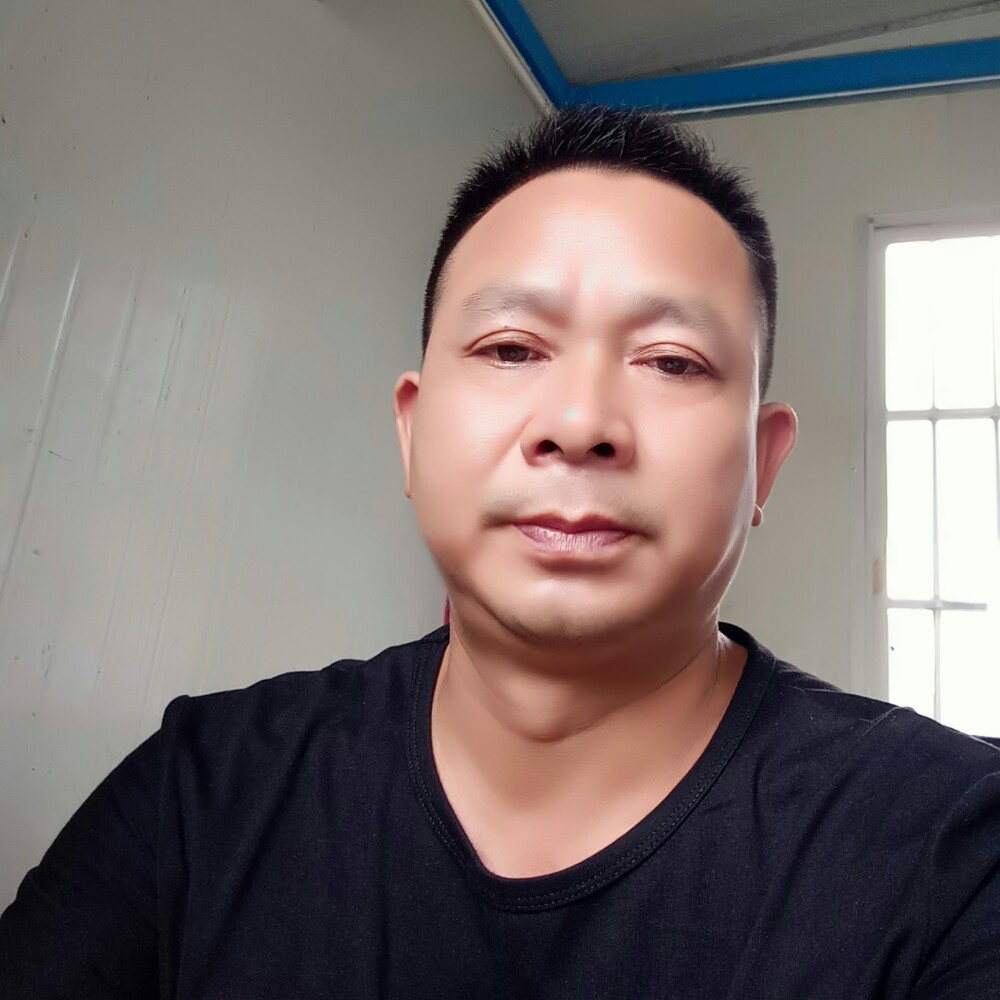 睡醒了的小猫咪的照片