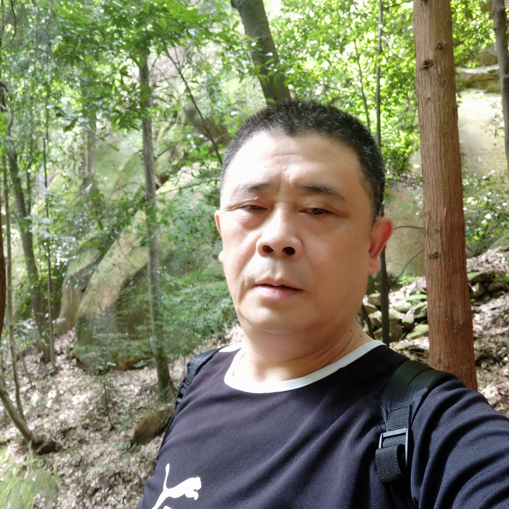 专注与板凳的照片