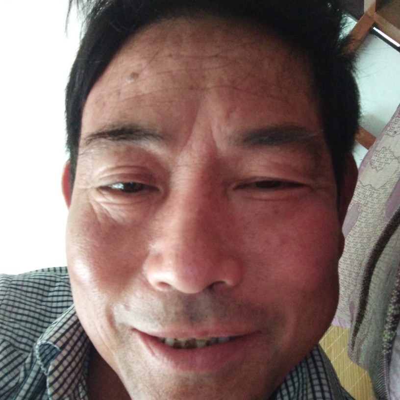 善良深拥火龙果的照片
