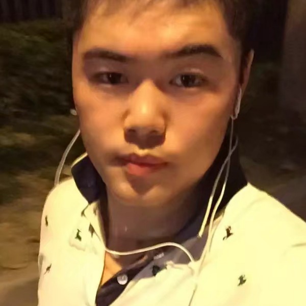 威武保卫红玫瑰的照片