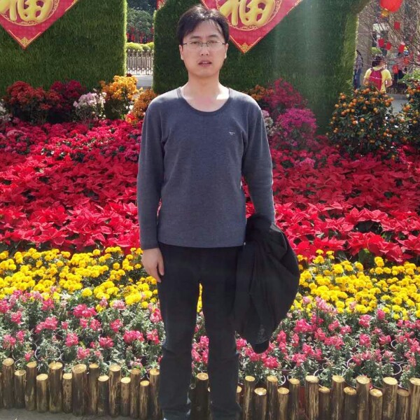 帅哥倾心明亮的照片