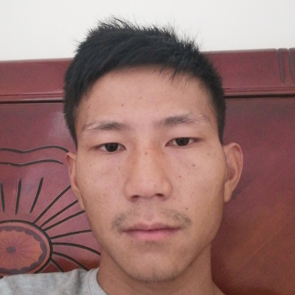 左脚踩右脚的照片