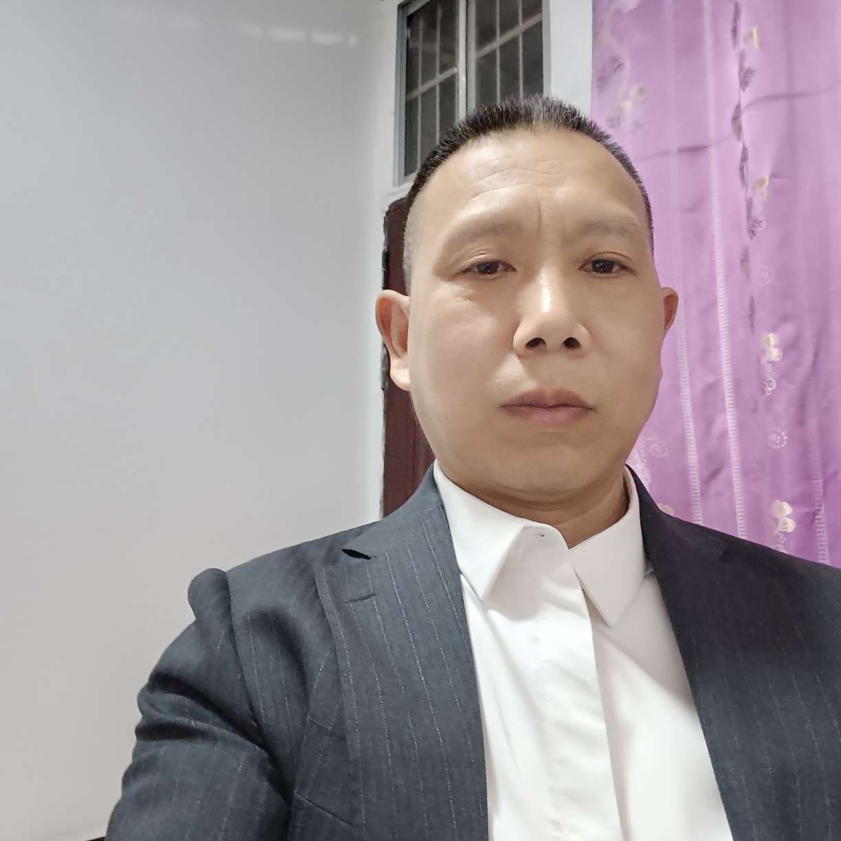 西牛挽手后来的照片