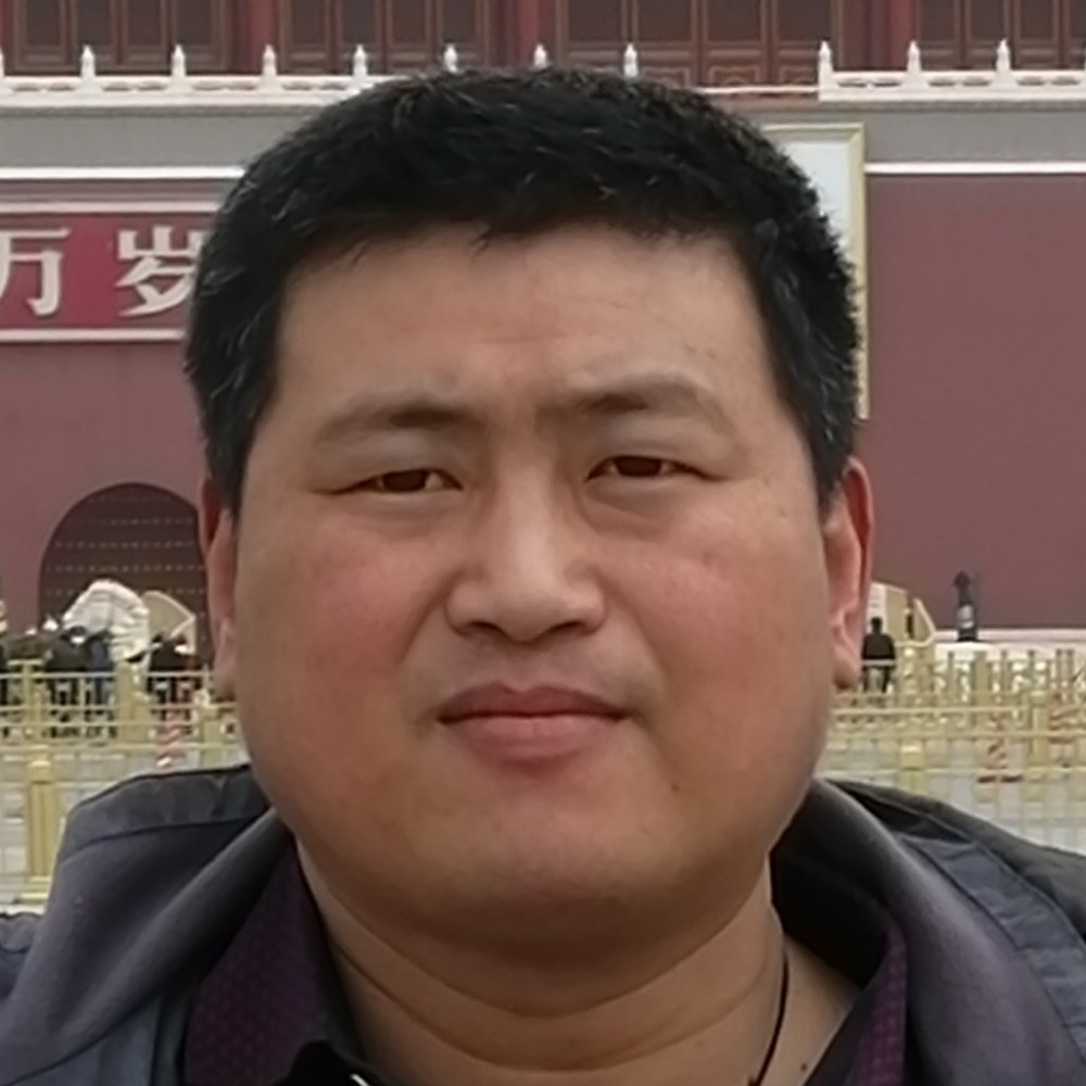 务实深拥白云的照片