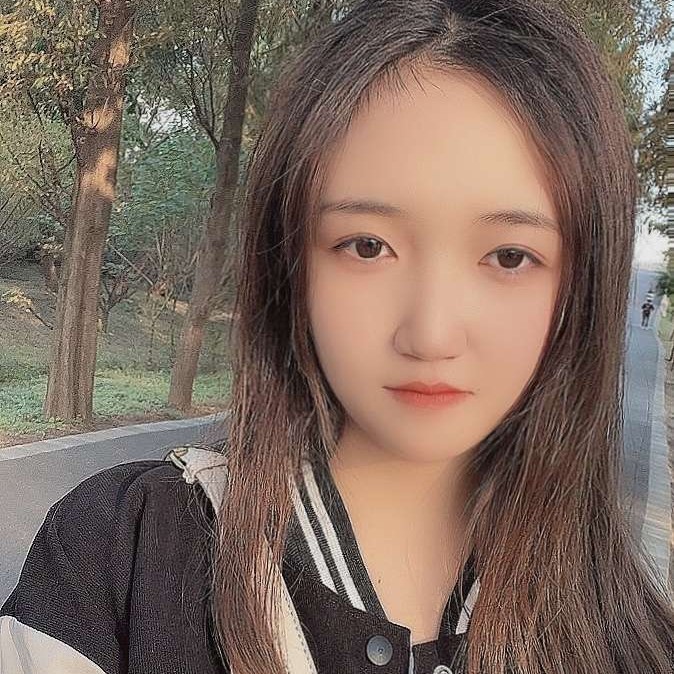 爱笑的女孩的照片