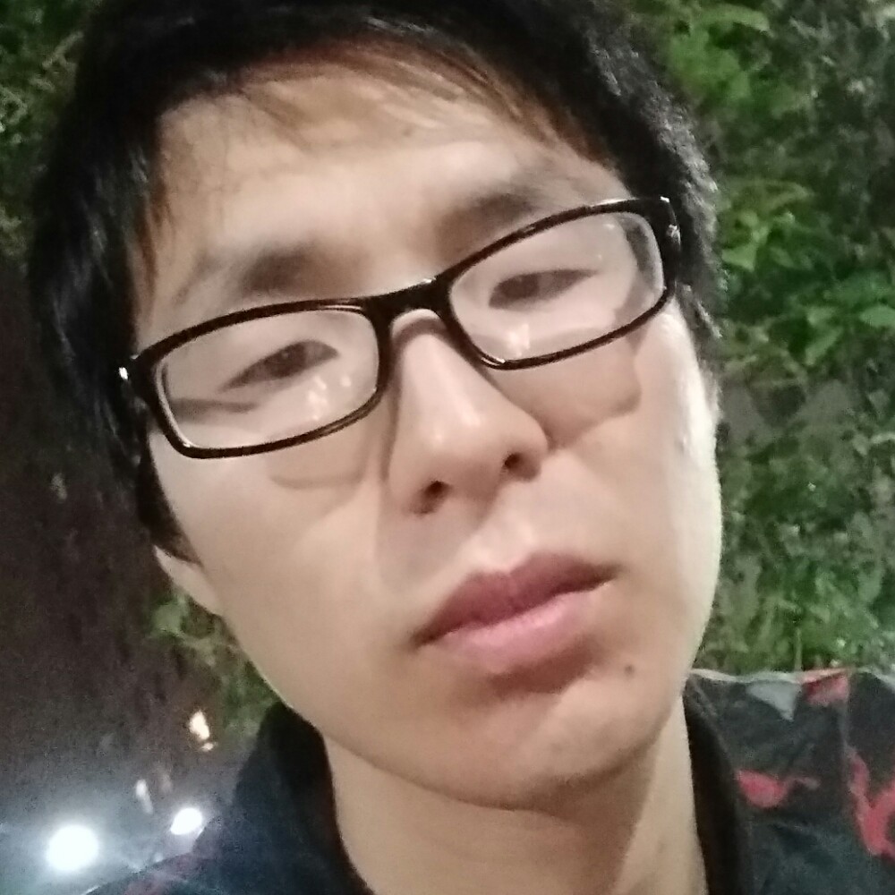 冷风中行走的照片