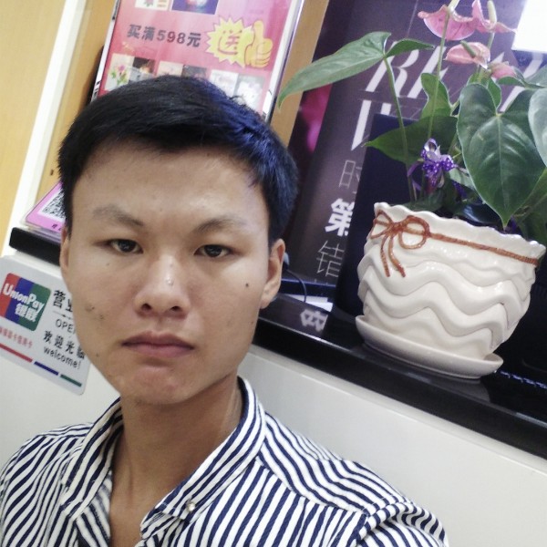 风中小伙子的照片