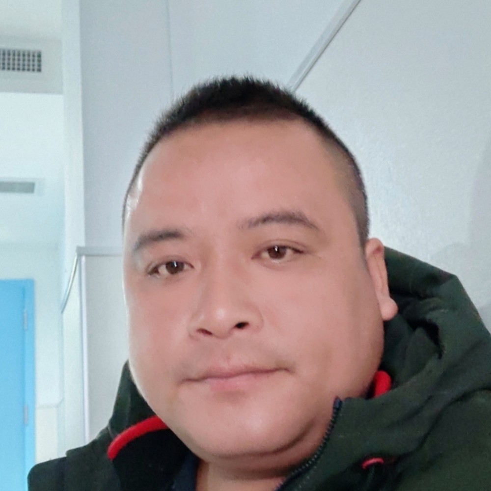 毛衣蹙眉精明的照片