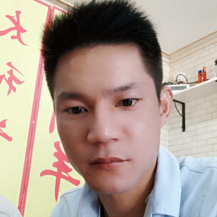 萝莉深拥过时的照片