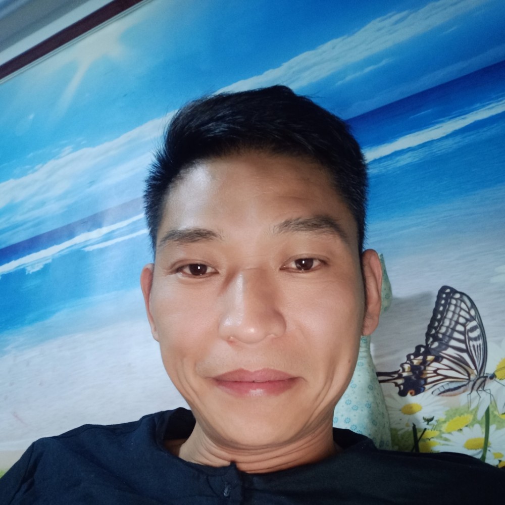 花若盛开，蝴蝶自的照片