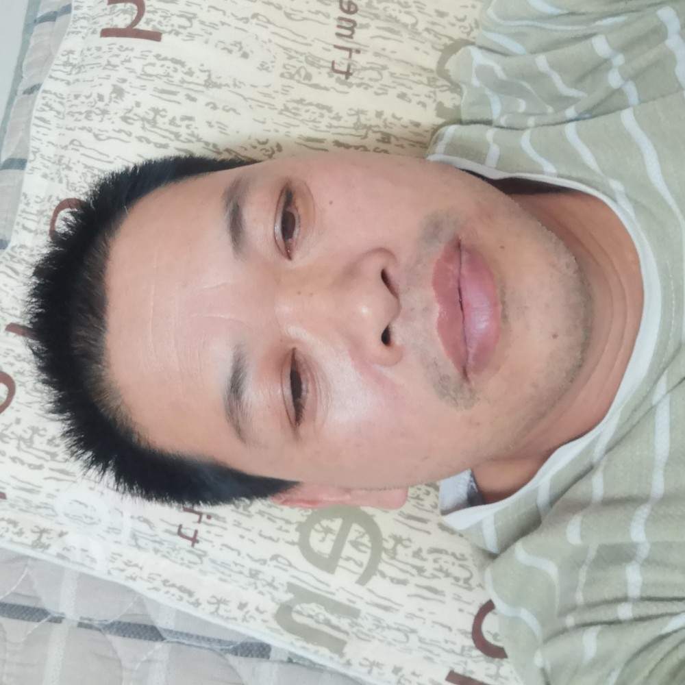 躺在沙滩上看星星的照片