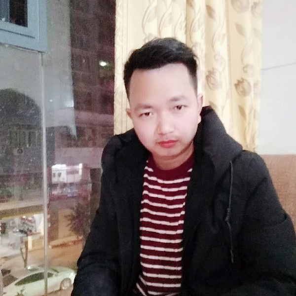 路上的行人的照片
